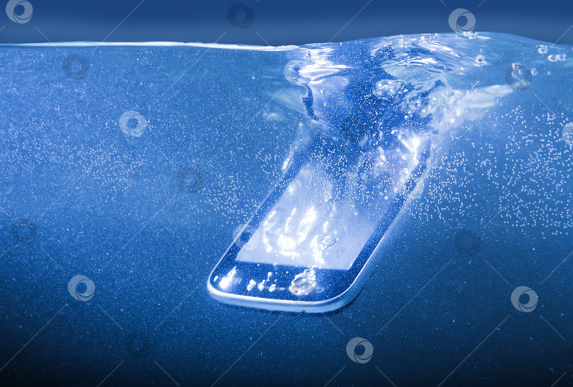 Скачать современный смартфон, брошенный в воду фотосток Ozero