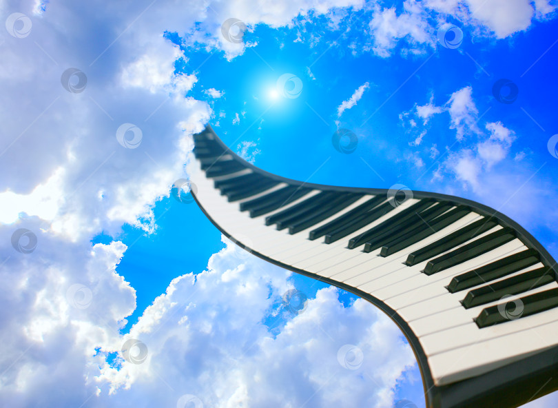 Скачать клавиши пианино на фоне облачного неба фотосток Ozero