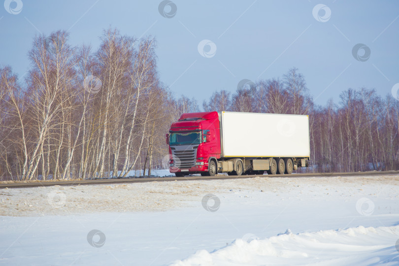 Скачать грузовик едет по зимнему заснеженному шоссе фотосток Ozero