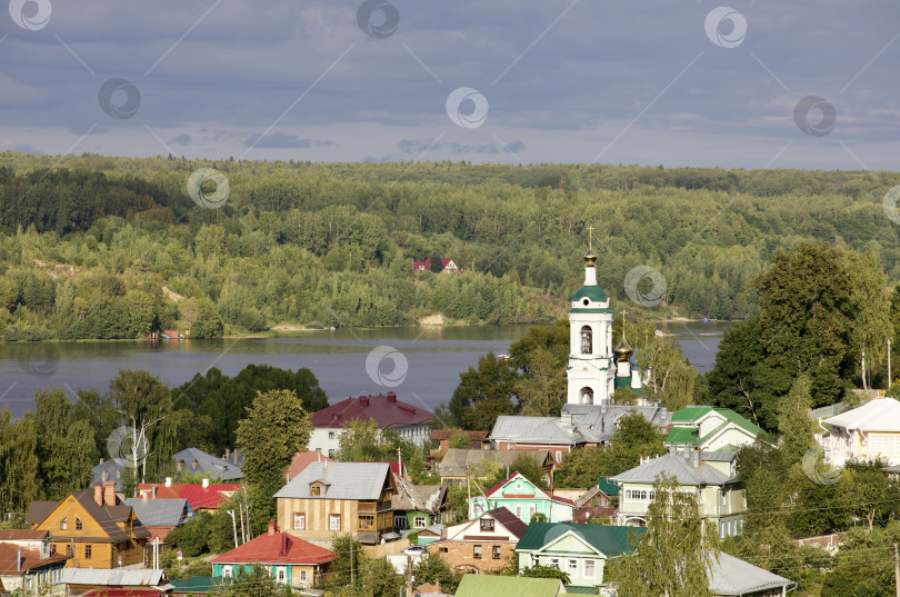 Скачать Город Плёс на фоне деревьев утопает в зелени деревьев, перед грозой фотосток Ozero