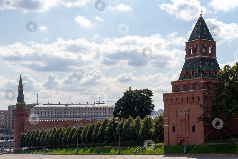 Скачать Константино-Еленинская и Беклемишевская башни были сфотографированы на фоне голубого облачного неба. фотосток Ozero