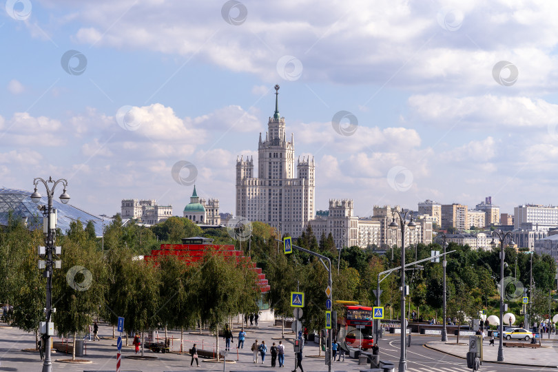 Скачать Вид на парк "Зарядье" с Васильевского спуска. фотосток Ozero