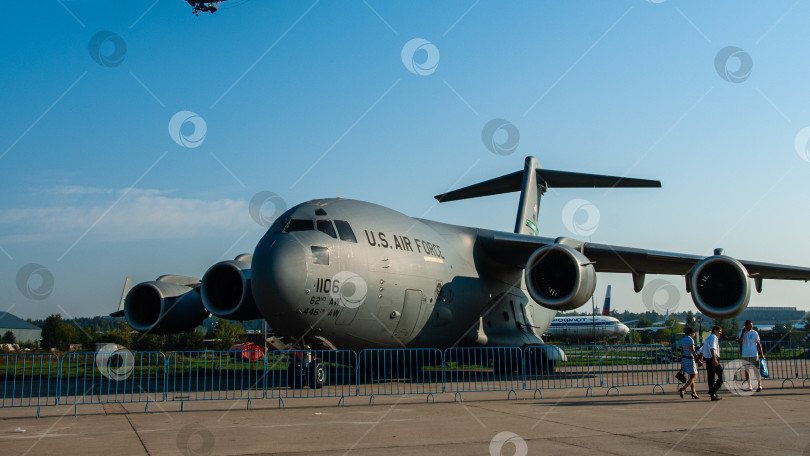 Скачать Военно-транспортный самолет McDonnell Douglas Boeing C-17 Globemaster III на стоянке МАКС-2007. Вид из передней правой полусферы. Военно-воздушные силы США. Жуковский, Россия - 21 августа 2007 г. фотосток Ozero