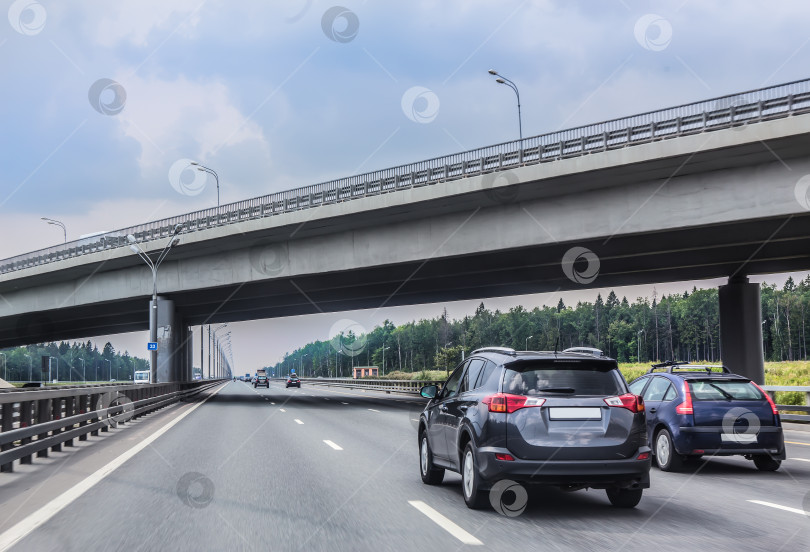 Скачать Автомобили движутся по двухуровневому загородному шоссе. фотосток Ozero