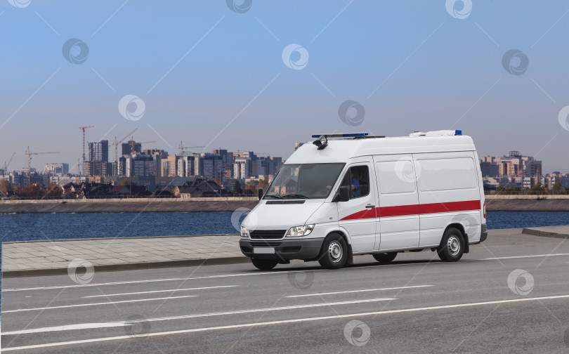 Скачать Машина скорой помощи передвигается по городу фотосток Ozero