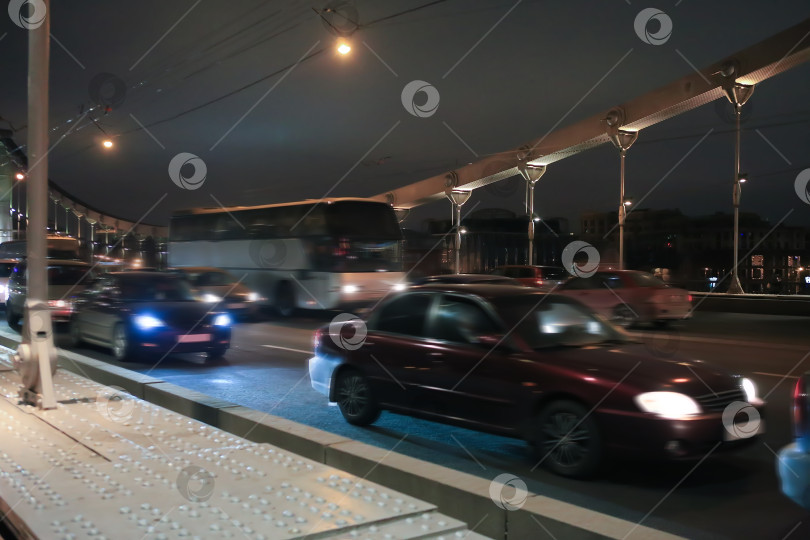 Скачать Автомобильное движение по мосту ночью фотосток Ozero