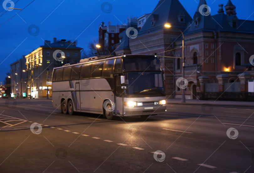 Скачать Автобус движется по ночной Москве фотосток Ozero