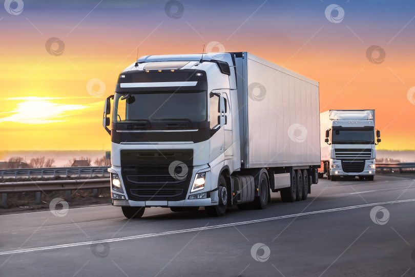 Скачать грузовики едут по шоссе фотосток Ozero