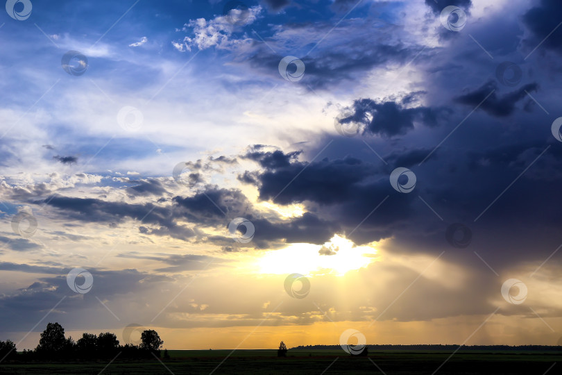 Скачать Пейзаж заката в облачном небе фотосток Ozero