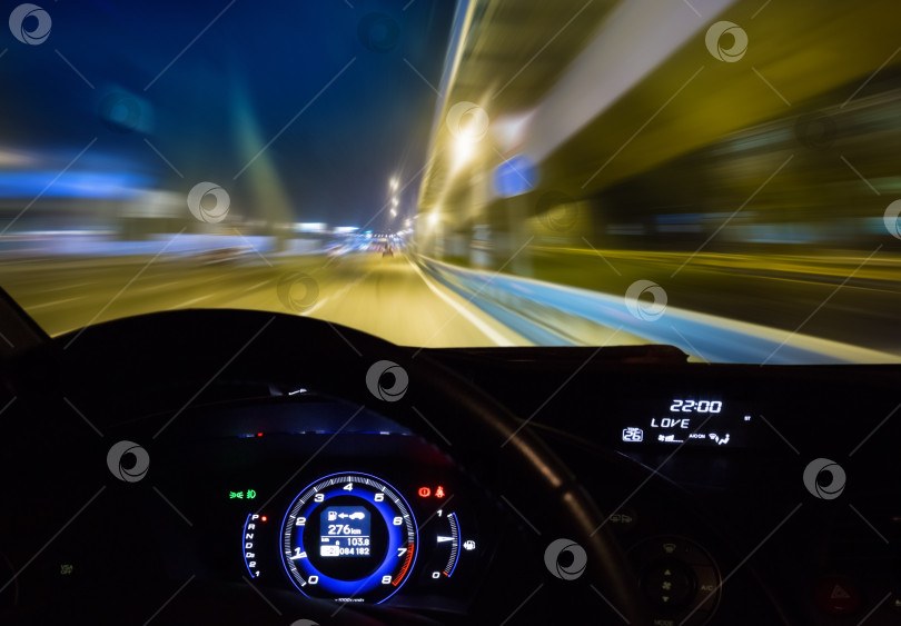 Скачать автомобиль движется по шоссе ночью фотосток Ozero