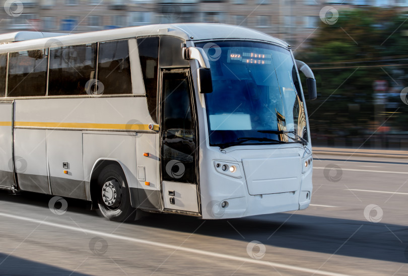 Скачать Карета едет по городской улице. фотосток Ozero