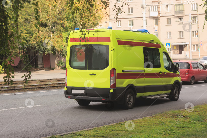 Скачать Машина скорой помощи движется по улице фотосток Ozero