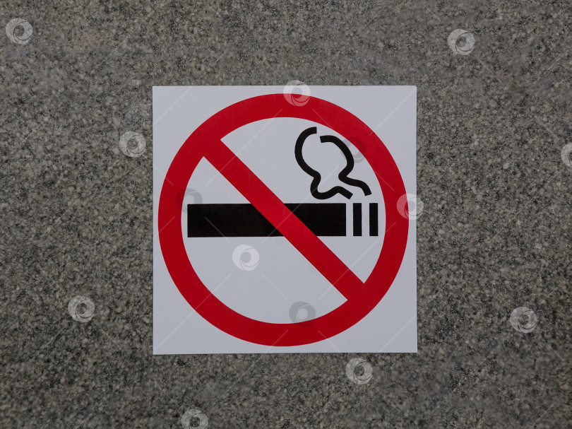 Скачать Табличка "не курить" на гранитной стене фотосток Ozero