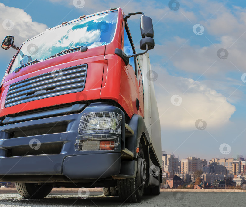Скачать Большой мощный грузовик на фоне голубого яркого неба. фотосток Ozero
