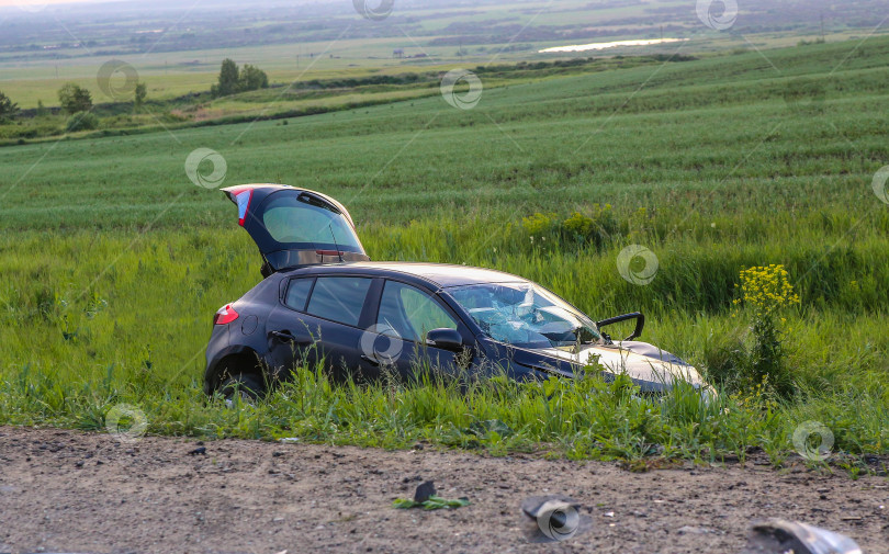 Скачать Автомобиль поврежден в результате аварии на обочине дороги фотосток Ozero