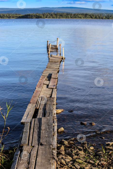 Скачать Старые деревянные пешеходные мостики на берегу озера фотосток Ozero