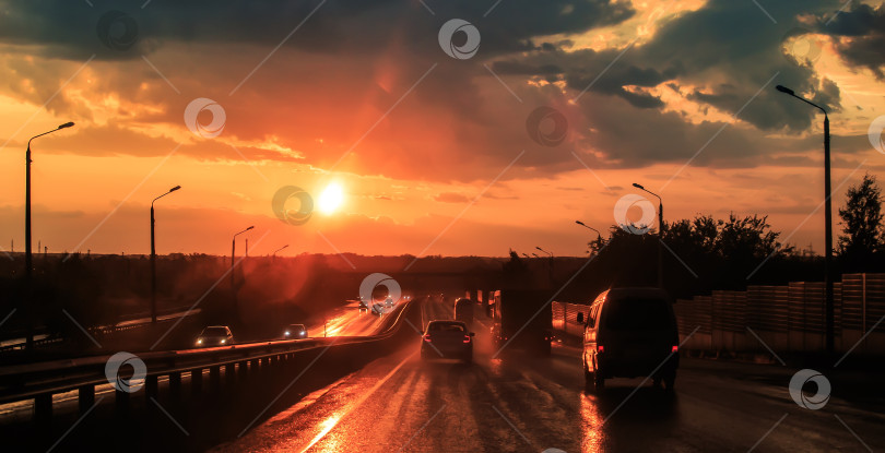 Скачать Движение на закате на пригородном шоссе фотосток Ozero