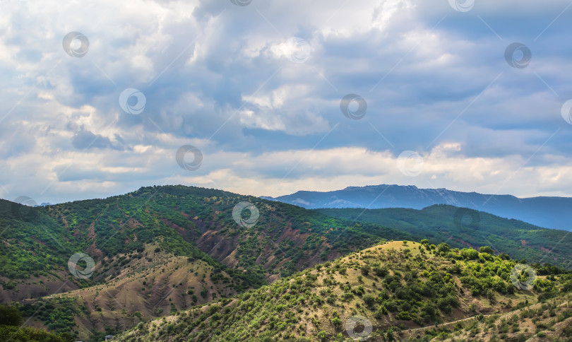 Скачать Прекрасные горы, освещенные солнцем фотосток Ozero