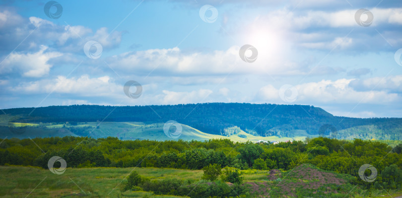 Скачать Красивый пейзаж с лесом, равнинами и горами фотосток Ozero