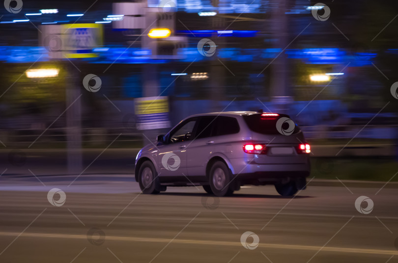 Скачать машина едет по ночному городу фотосток Ozero