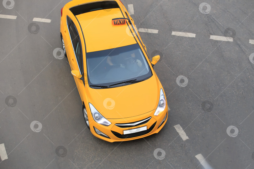 Скачать Желтое такси на перекрестке фотосток Ozero