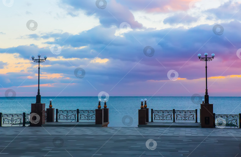Скачать пирс на берегу моря с красивыми уличными фонарями фотосток Ozero