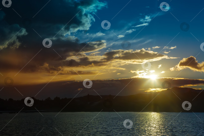 Скачать закат над водой фотосток Ozero