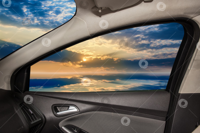 Скачать облака и водная гладь из окна автомобиля фотосток Ozero
