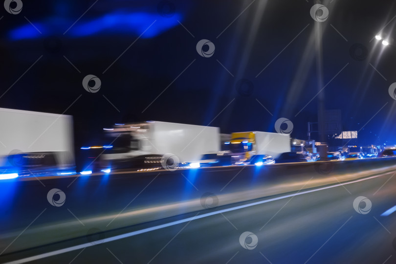 Скачать грузовики движутся по ночному шоссе фотосток Ozero