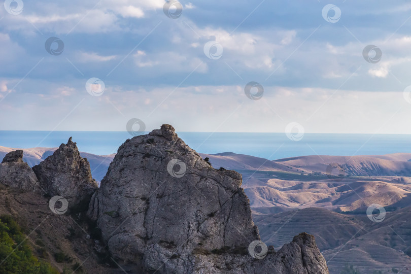 Скачать Каменистый пляж, солнечное небо и горы фотосток Ozero