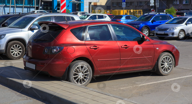 Скачать Автомобили на стоянке в городе фотосток Ozero