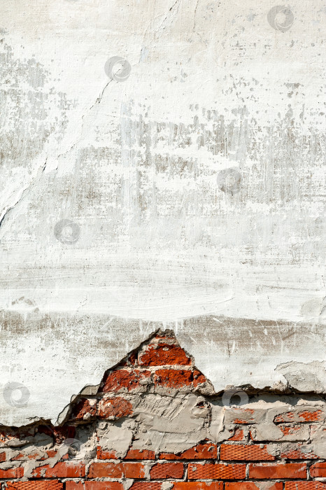 Скачать Старая кирпичная стена с облупившейся штукатуркой, гранжевый фон фотосток Ozero