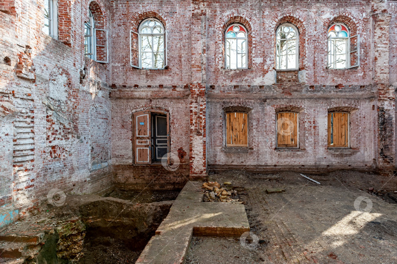Скачать Старое, разрушенное кирпичное здание с красивыми арочными окнами. фотосток Ozero