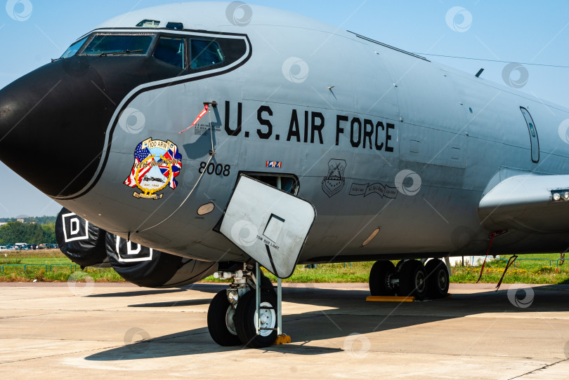 Скачать Статическая стоянка МАКС-2007. Американский реактивный четырехмоторный специализированный многофункциональный военный самолет-заправщик Boeing KC-135 Stratotanker. Крупный план. фотосток Ozero