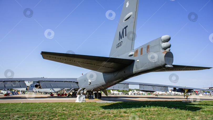 Скачать Американский стратегический бомбардировщик Boeing B-52 "Стратофортресс" на стоянке. Под самолетом Boeing B-52 летный и технический персонал. МАКС-2011 фотосток Ozero