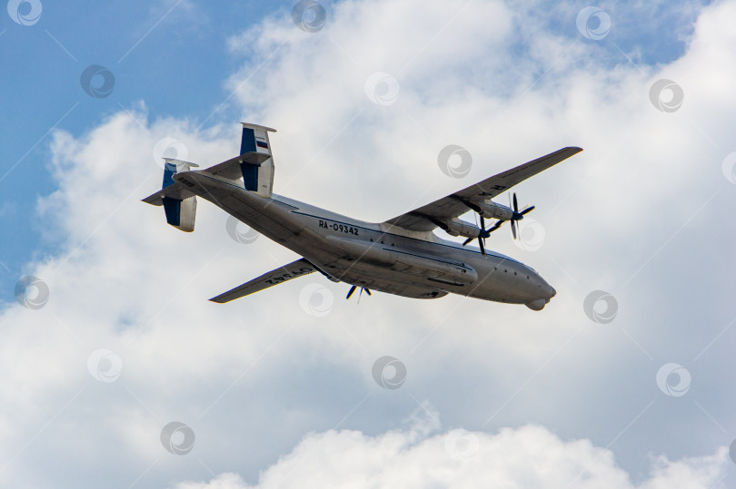 Скачать Тяжелый дальнемагистральный транспортный самолет Ан-22 "Антей" (НАТО -Cock) ВВС России выполняет демонстрационный полет. 100-летие Военно-воздушных сил России.. фотосток Ozero