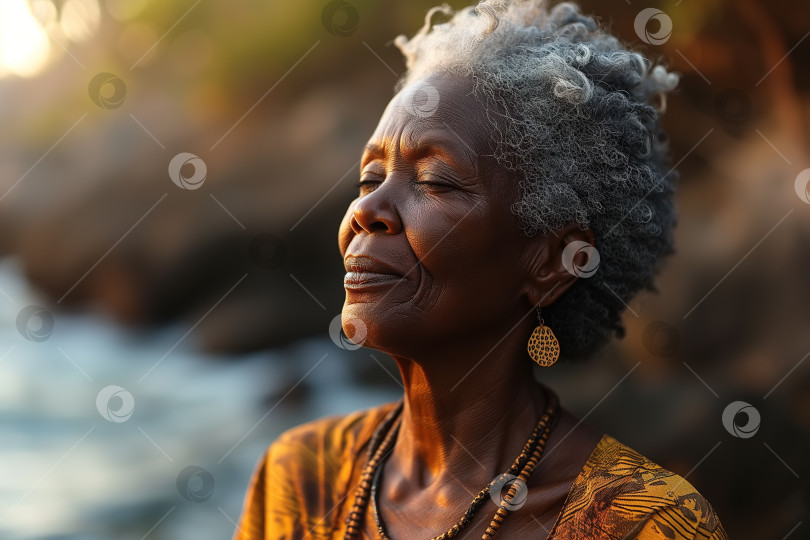 Скачать Пожилая афроамериканка на берегу моря, единение с природой. Портрет пожилой женщины, наслаждающейся спокойствием с закрытыми глазами фотосток Ozero