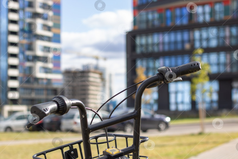 Скачать Рулевое колесо электрического скутера на фоне города фотосток Ozero