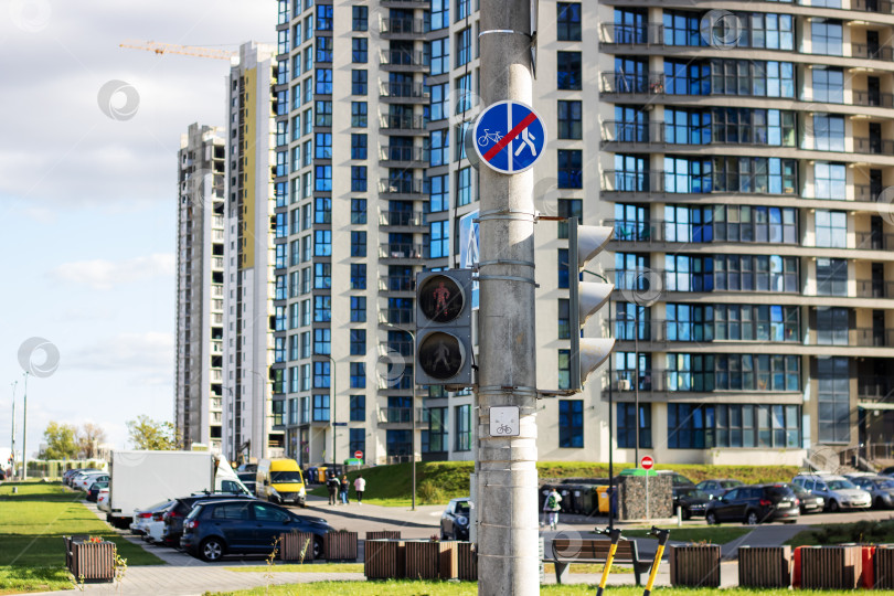 Скачать Пешеходный светофор на красный свет в городе фотосток Ozero