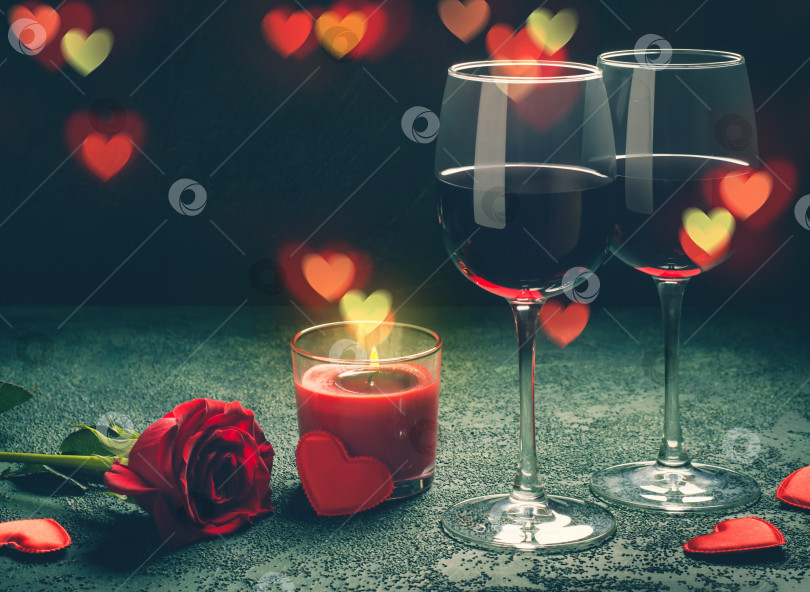 Скачать Концепция поздравительной открытки на день Святого Валентина. Бокалы для вина, роза и банка фотосток Ozero