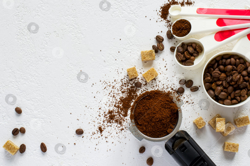 Скачать Фон с натуральным молотым кофе в зернах, вид сверху с фотосток Ozero