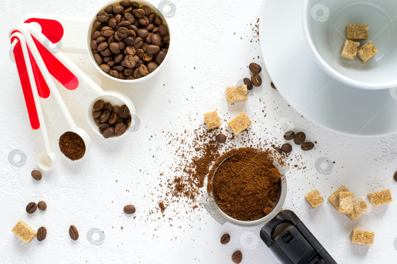 Скачать Ингредиенты для приготовления кофе: молотый кофе в кофейном рожке фотосток Ozero