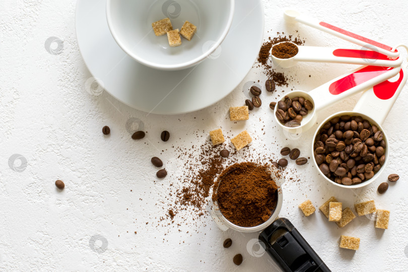 Скачать Ингредиенты для приготовления натурального кофе: молотый кофе в рожке фотосток Ozero