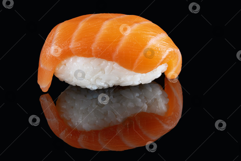Скачать Композиция суши сашими из свежего лосося, выделенная на черном фоне с отражением.Белоснежный рис.Меню суши-бара, ресторана. фотосток Ozero