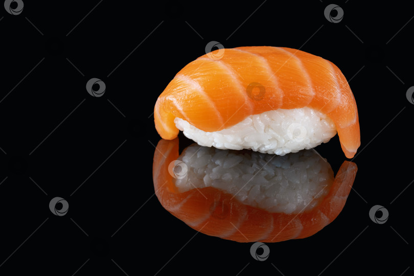 Скачать Композиция сашими-суши из свежего лосося, выделенная на черном фоне с помощью reflect.Полезный деликатес.Пробел для копирования. Место для вашего текста. фотосток Ozero