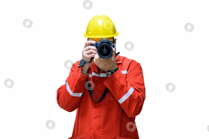 Скачать Фотограф в желтом защитном шлеме и с камерой в руках, выделенный на белом фоне с местом для копирования текста. фотосток Ozero