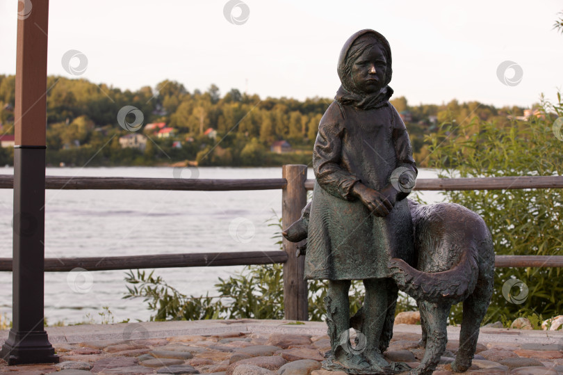 Скачать Памятник, скульптура Оля и Гудок на Волжской набережной в городе Плёс фотосток Ozero