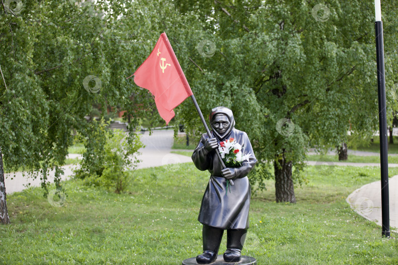 Скачать Памятник бабушке со знаменем победы в в городе Кострома. фотосток Ozero