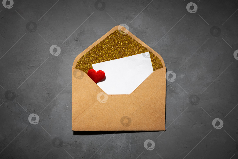 Скачать конверт с бумагой внутри, с местом для копирования, на сером бетонном фоне фотосток Ozero