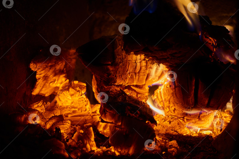 Скачать Оранжевое пламя от горящего дуба в русской печи. фотосток Ozero